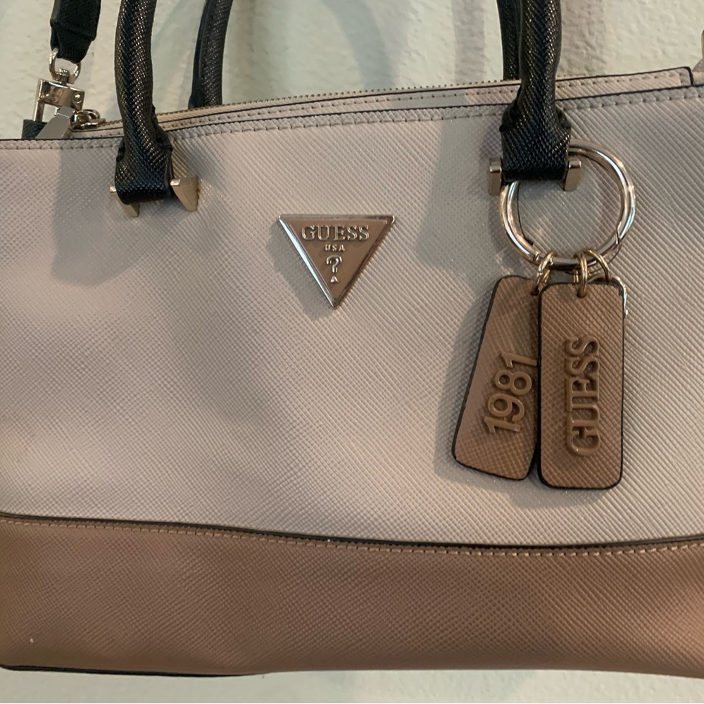 Guess - Cordelia Handbag brown. Shoulder Straps and on leg adjustable Strap. EUC